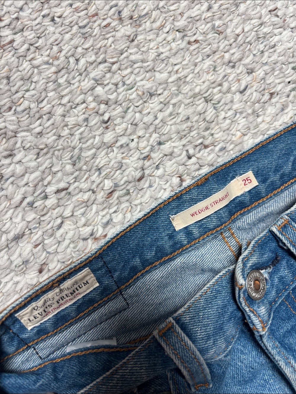 Classic Women’s Levi’s Wedgie Straight - Picture 2 of 4